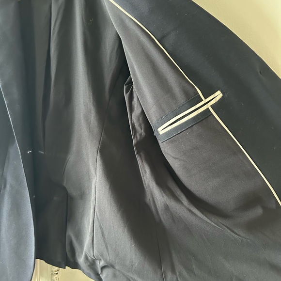 Navy Ann Taylor suit jacket with a hint of stretch, size 12 - Picture 3 of 5
